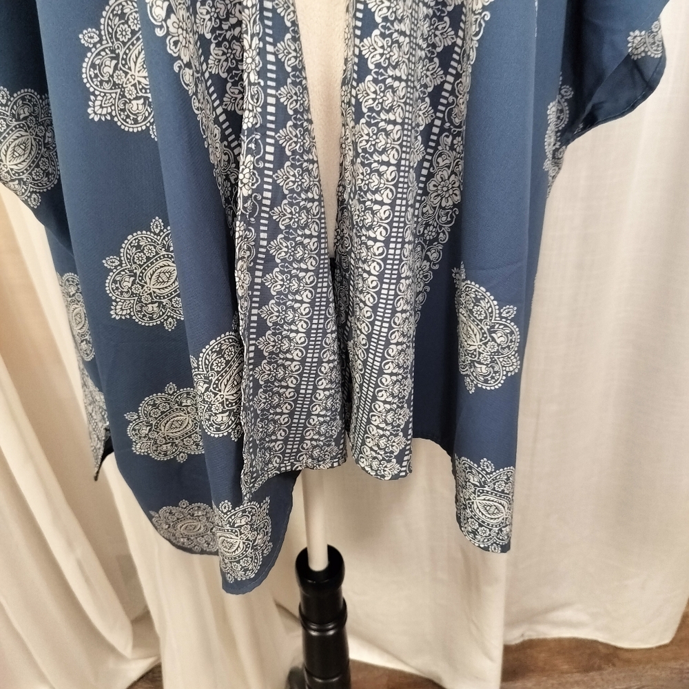 2/$30 Blue & White Satin Kimono Swim Coverup Size XL Made in USA - Picture 4 of 11
